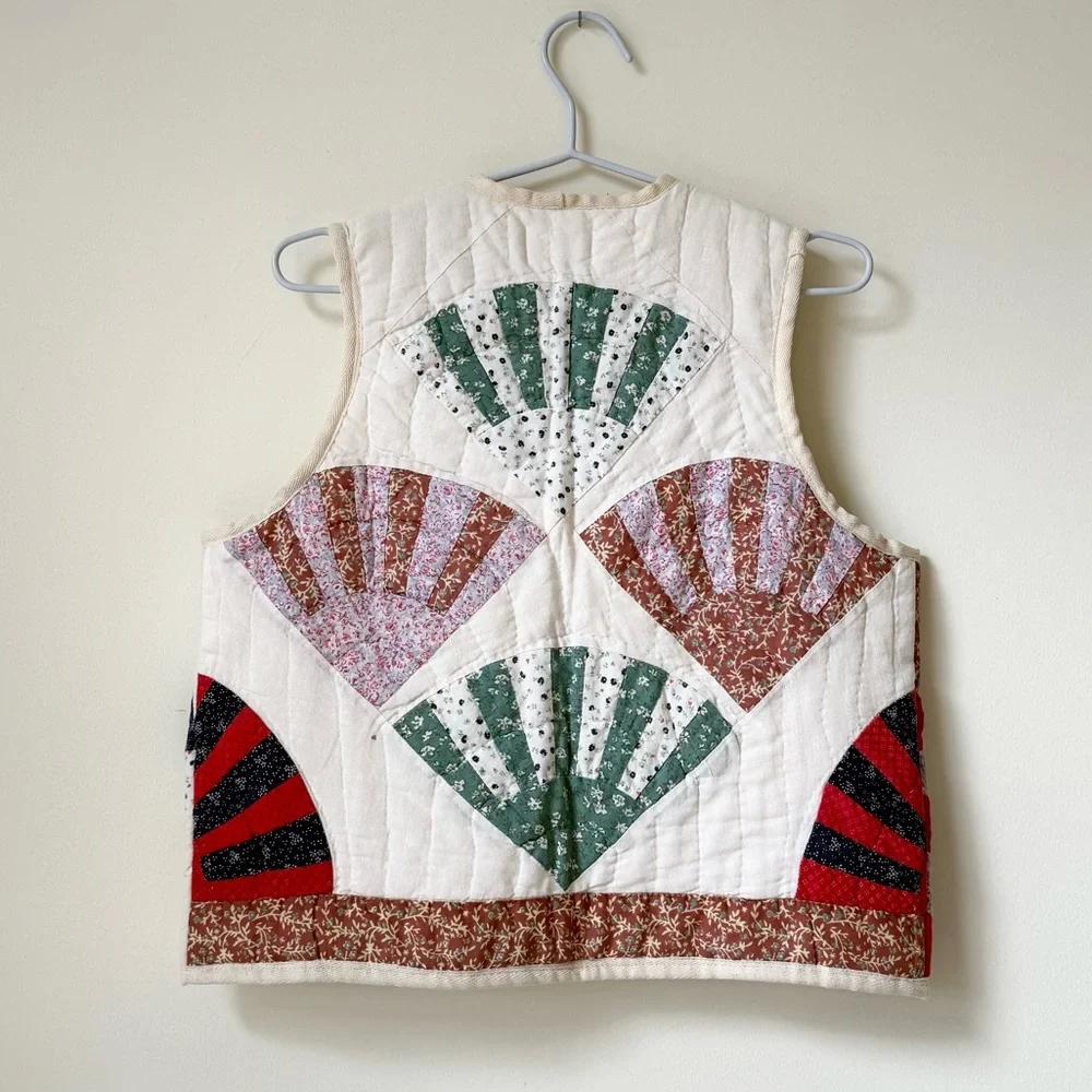 ⭐️ 13. Handmade Quilted VEST -FANS- Upcycled Vintage Patchwork Blanket - Picture 3 of 3